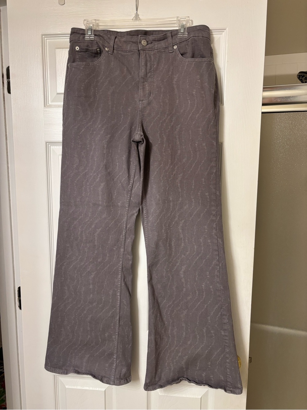 New w/out tags. ME grey patterned flare leg jeans. Sz 12.